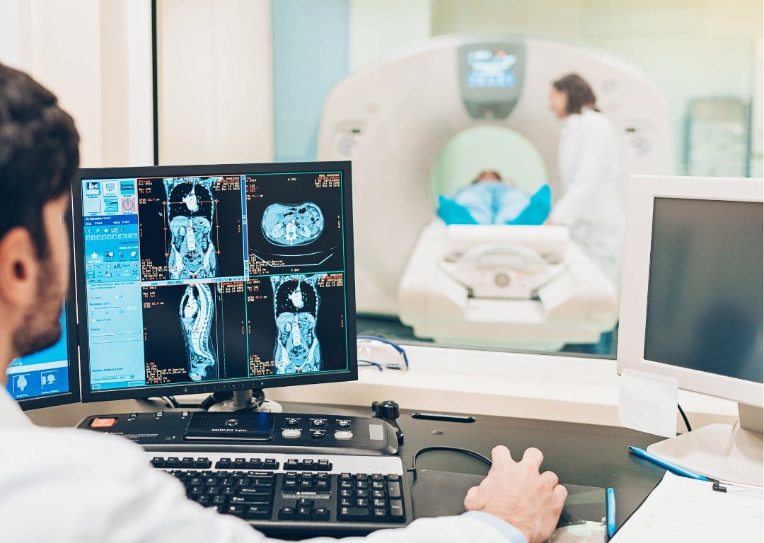MRT Scan mit Radiologen